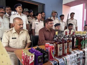 गिरिडीह प्रशासन ने अवैध शराब फैक्ट्री का किया भंडाफोड़, भारी मात्रा में शराब जब्त